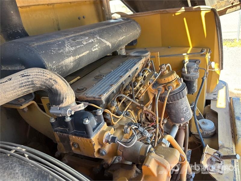 CAT 914G Pale gommate