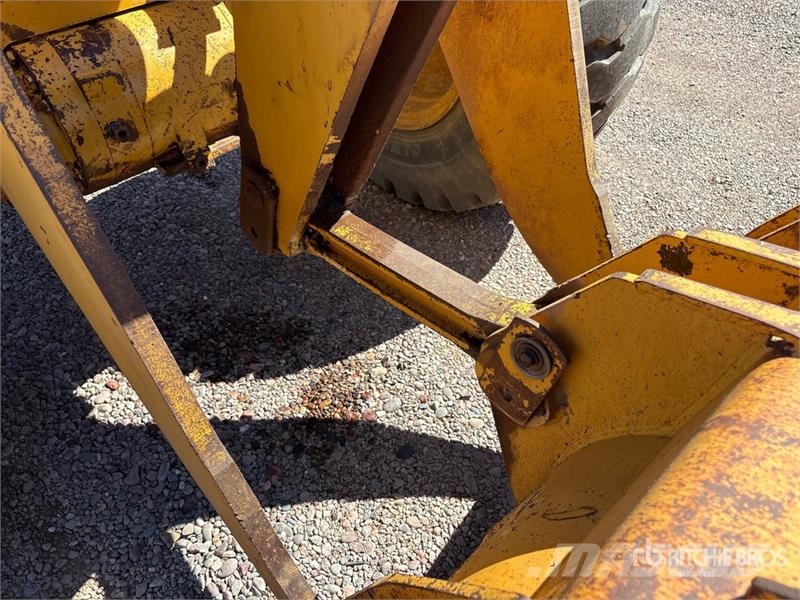 CAT 914G Pale gommate