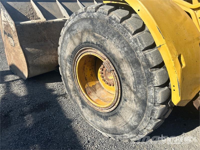 CAT 924K Pale gommate