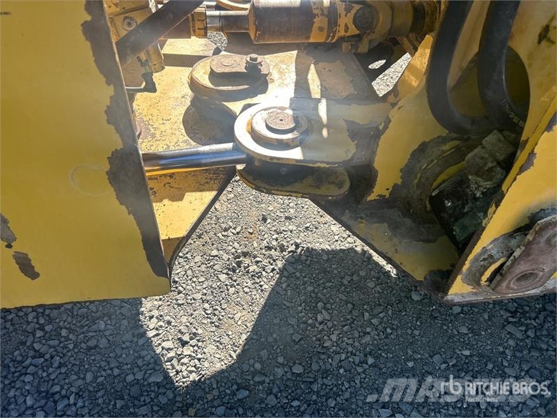 CAT 924K Pale gommate