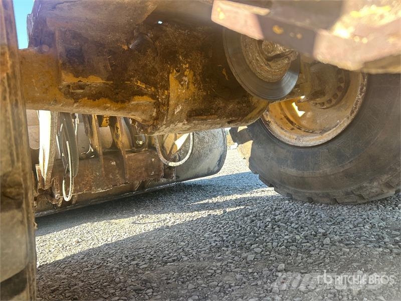 CAT 924K Pale gommate
