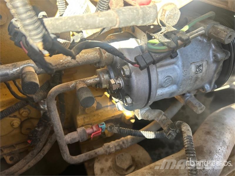 CAT 924K Pale gommate