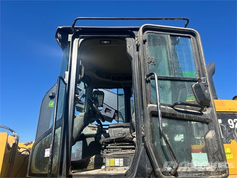 CAT 924K Pale gommate
