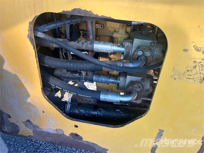CAT 924K Pale gommate