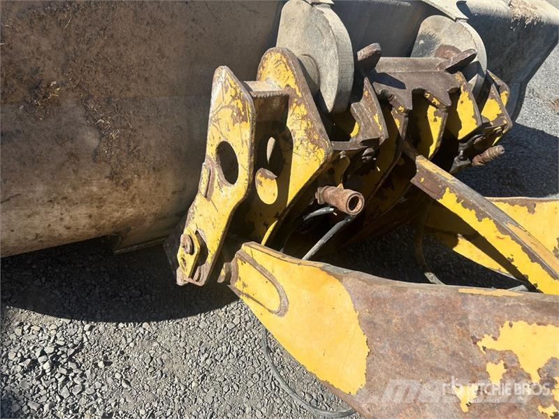 CAT 924K Pale gommate