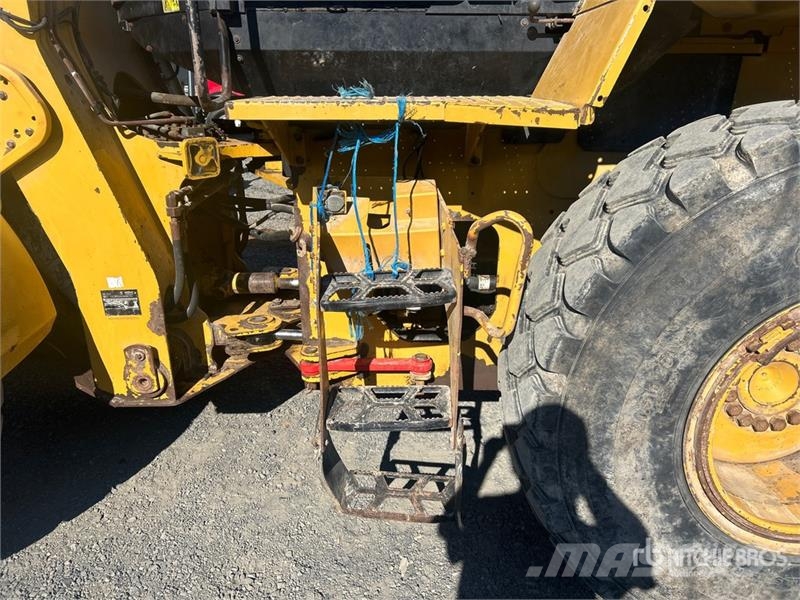 CAT 924K Pale gommate