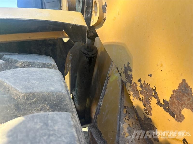 CAT 924K Pale gommate