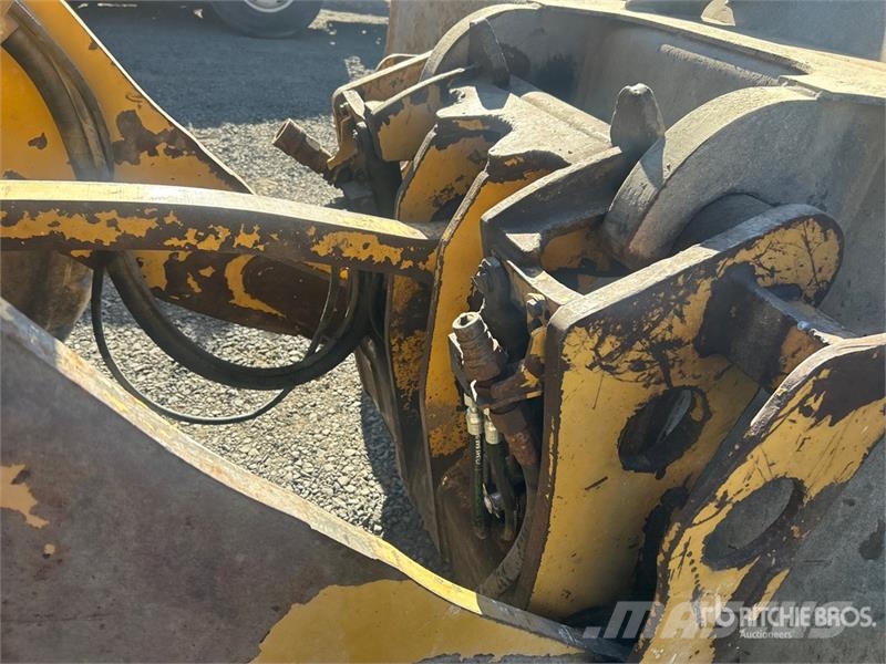 CAT 924K Pale gommate