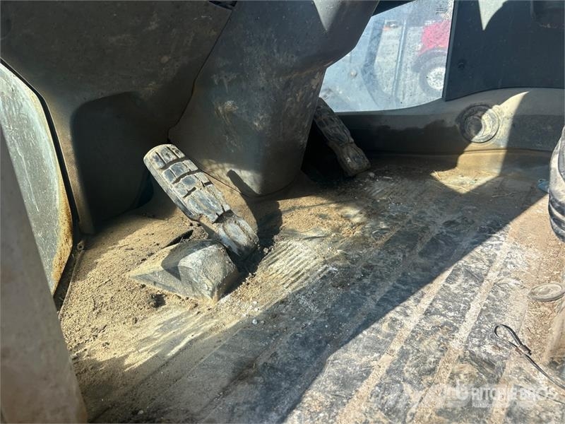 CAT 924K Pale gommate