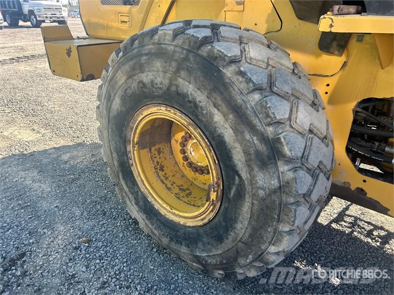 CAT 924K Pale gommate