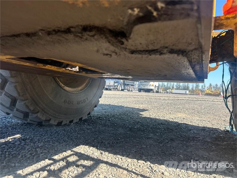 CAT 924K Pale gommate
