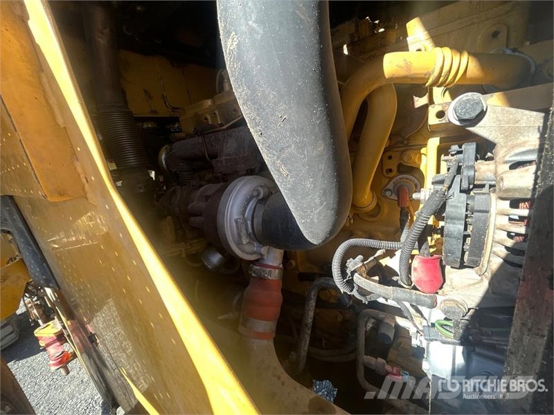 CAT 924K Pale gommate