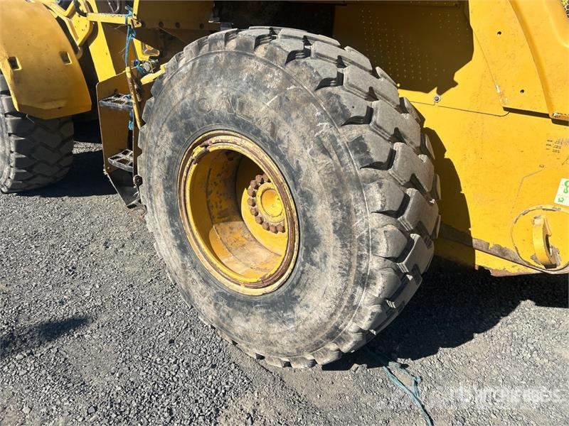 CAT 924K Pale gommate