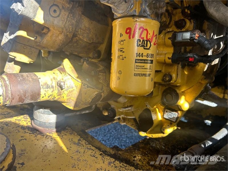 CAT 924K Pale gommate