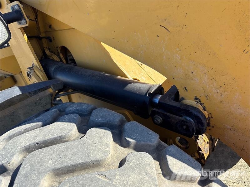 CAT 928H لوادر بعجل