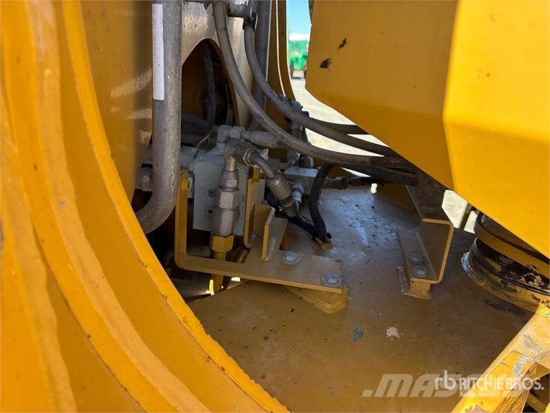 CAT 928H لوادر بعجل