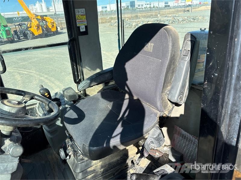 CAT 928H لوادر بعجل