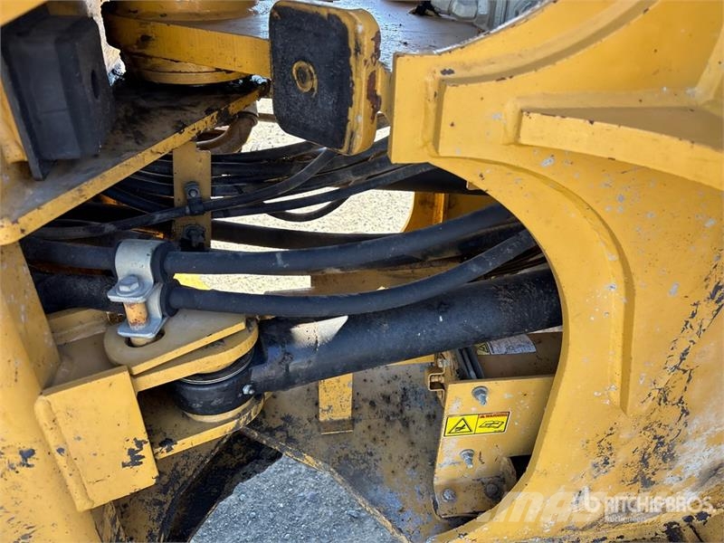 CAT 928H لوادر بعجل