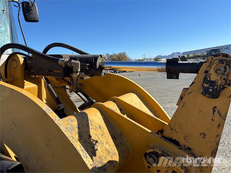 CAT 928H لوادر بعجل