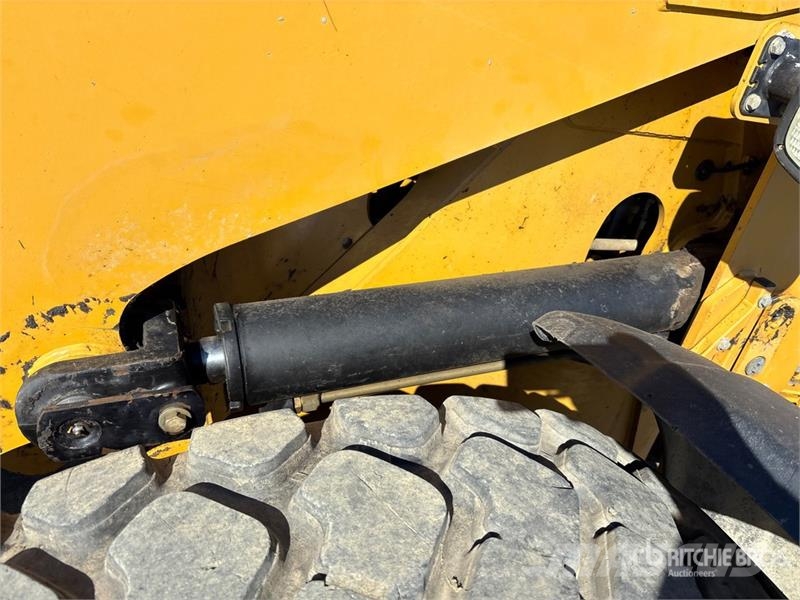 CAT 928H لوادر بعجل