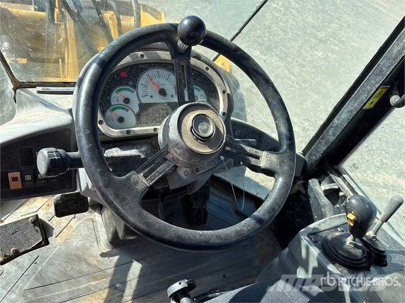 CAT 928H لوادر بعجل