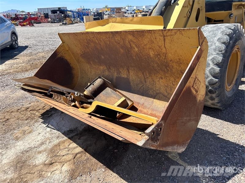 CAT 930G Wheel Loader (Inoperable) Pale gommate
