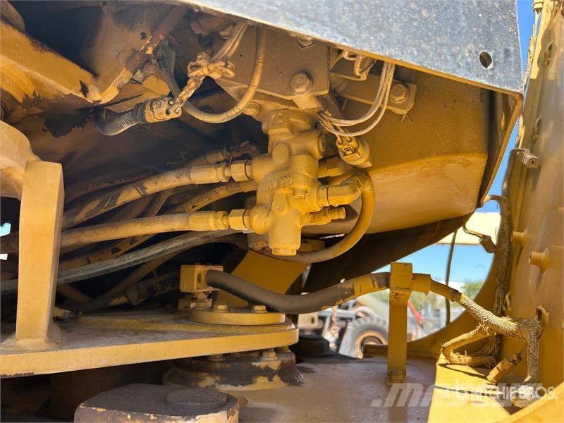 CAT 930G Wheel Loader (Inoperable) Pale gommate