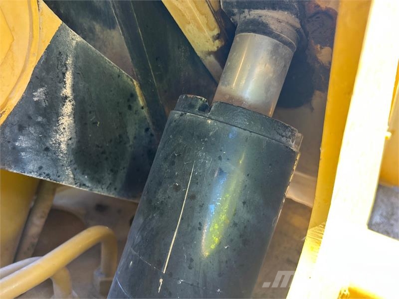 CAT 930G Wheel Loader (Inoperable) Pale gommate