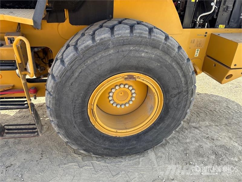 CAT 930K Kolesni nakladalci