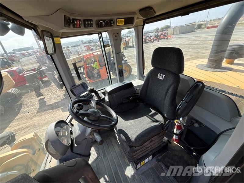 CAT 930K Kolesni nakladalci