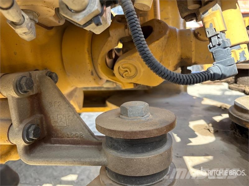 CAT 930K Kolesni nakladalci