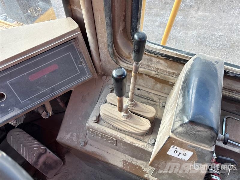 CAT 950 لوادر بعجل