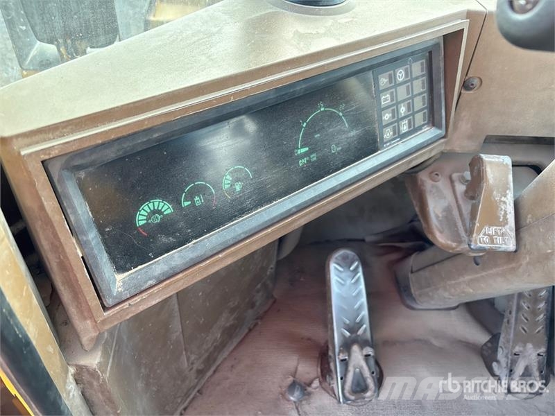 CAT 950 لوادر بعجل