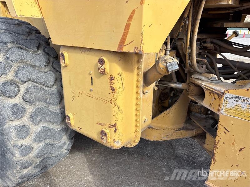 CAT 950 لوادر بعجل