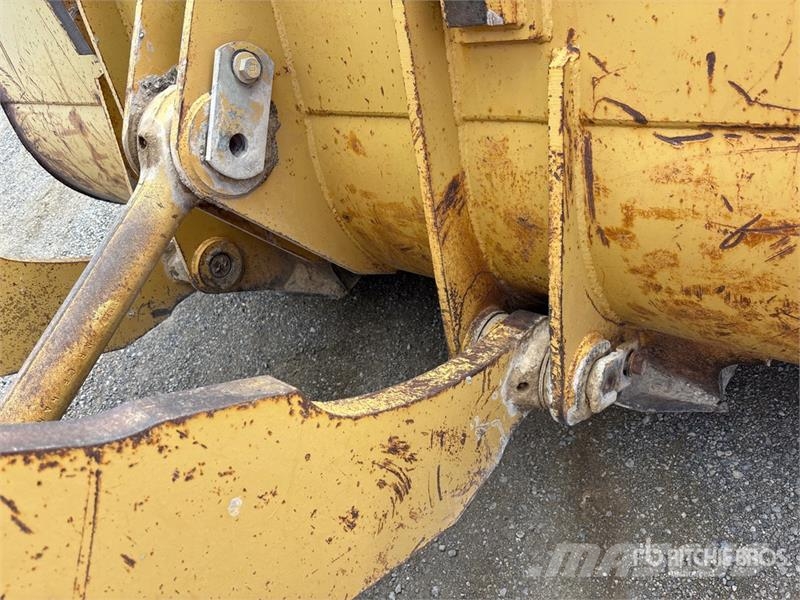 CAT 950 لوادر بعجل