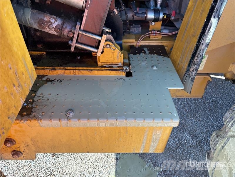 CAT 962M لوادر بعجل