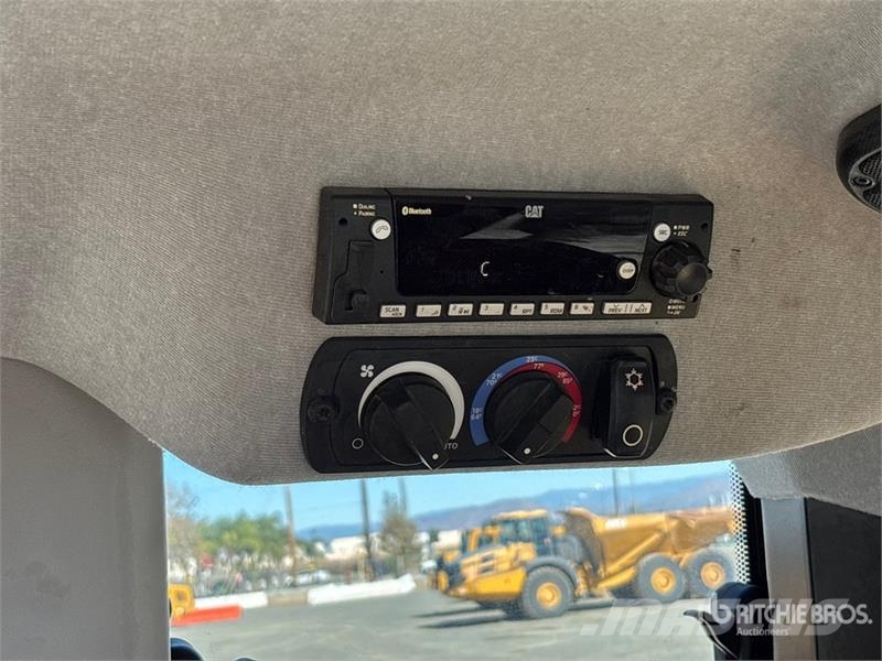 CAT 963 Pásové nakladače