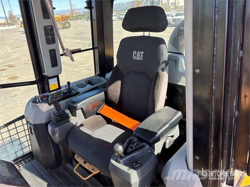 CAT 963 Pásové nakladače
