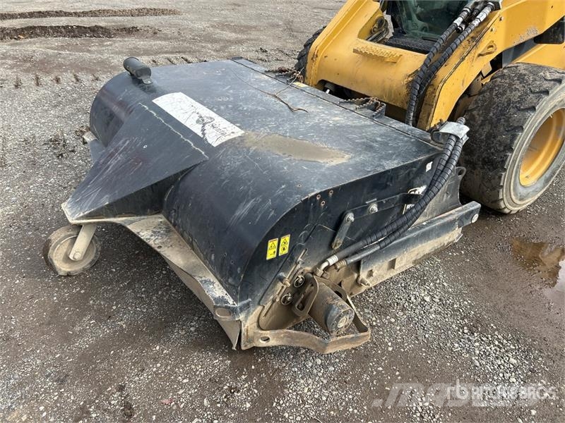 CAT BP118C 74 in Skid Steer Sweeper - Fits Cat 272D XH Balayeuse / Autolaveuse