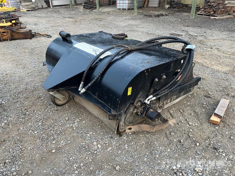 CAT BP118C 74 in Skid Steer Sweeper Kefék