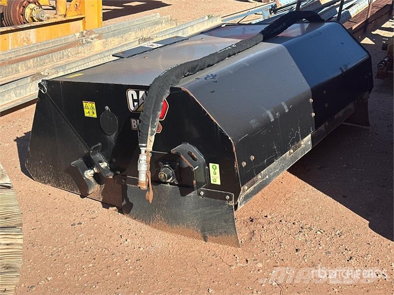CAT BU118 80 in Skid Steer Broom 刷子配件