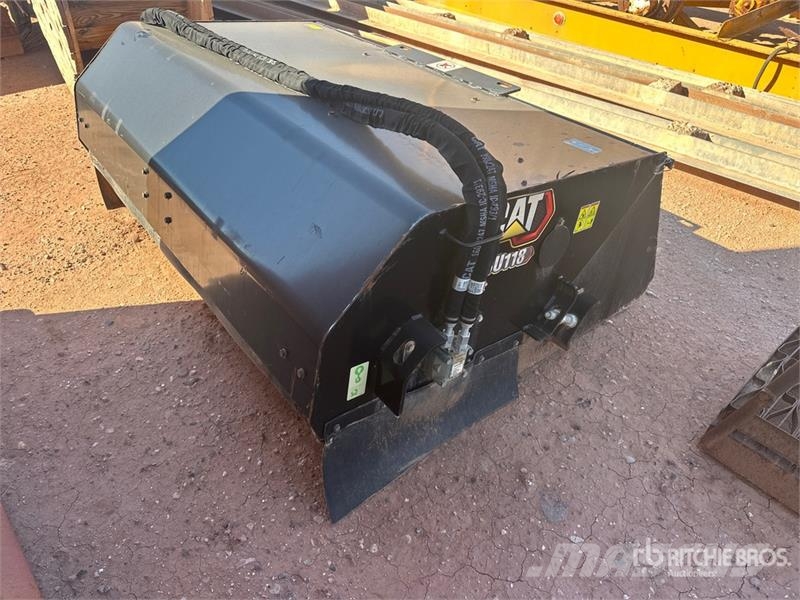CAT BU118 80 in Skid Steer Broom 刷子配件
