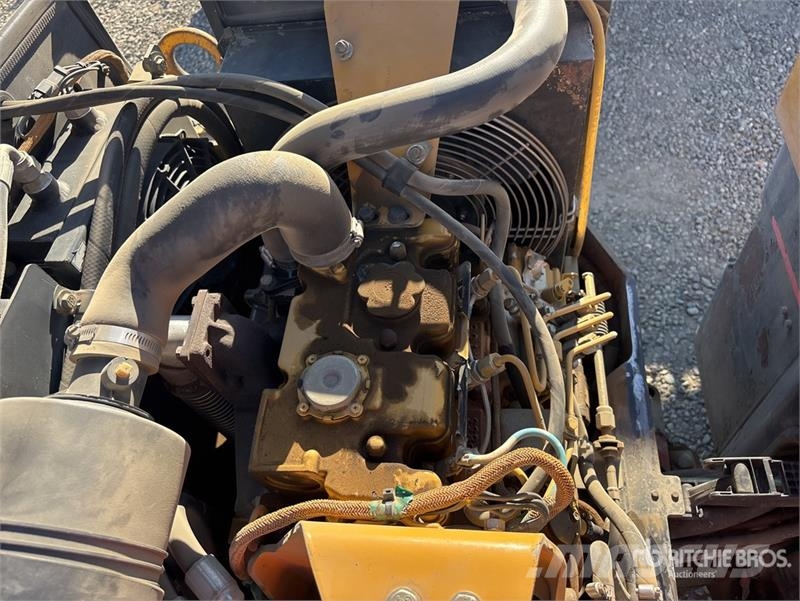 CAT CB224E Smooth Drum Compactor مداحل أحادية الأسطوانة
