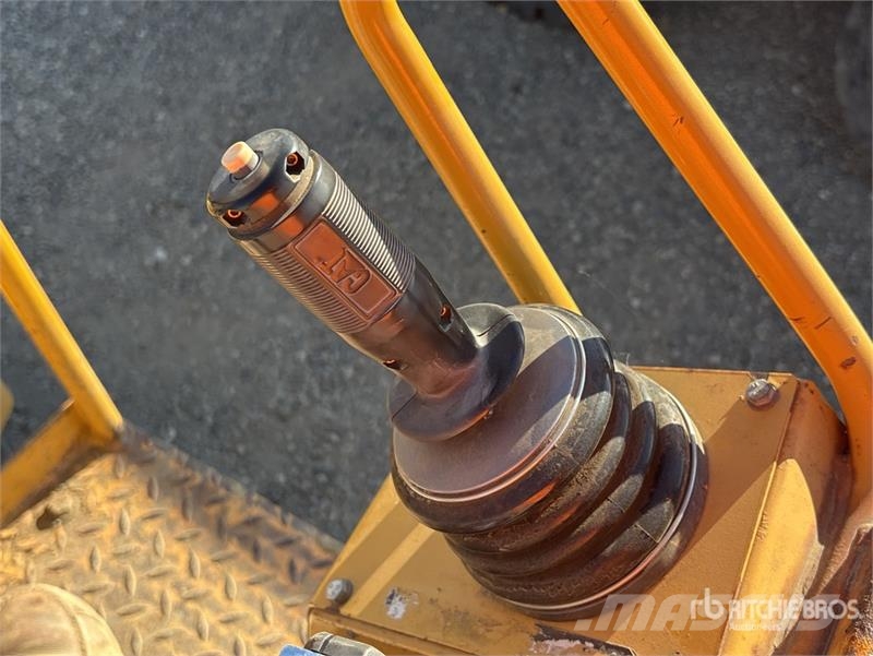 CAT CB224E Smooth Drum Compactor مداحل أحادية الأسطوانة
