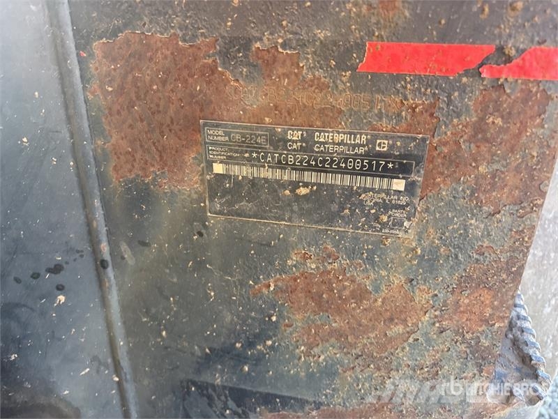 CAT CB224E Smooth Drum Compactor مداحل أحادية الأسطوانة