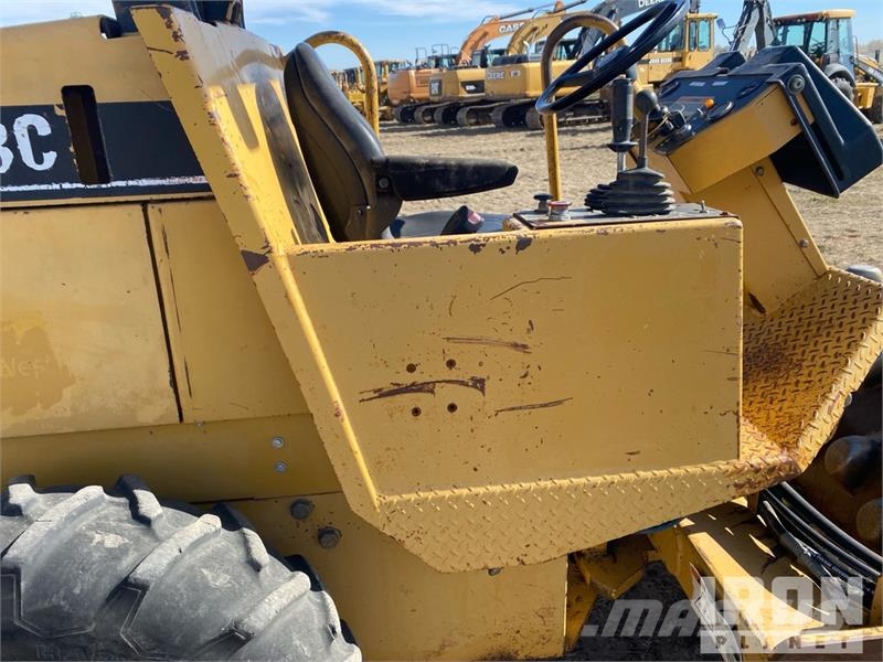 CAT CP-323C Padfoot Drum Compactor Egydobos hengerek