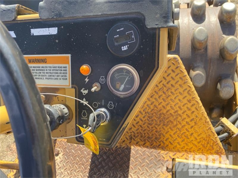 CAT CP-323C Padfoot Drum Compactor Egydobos hengerek