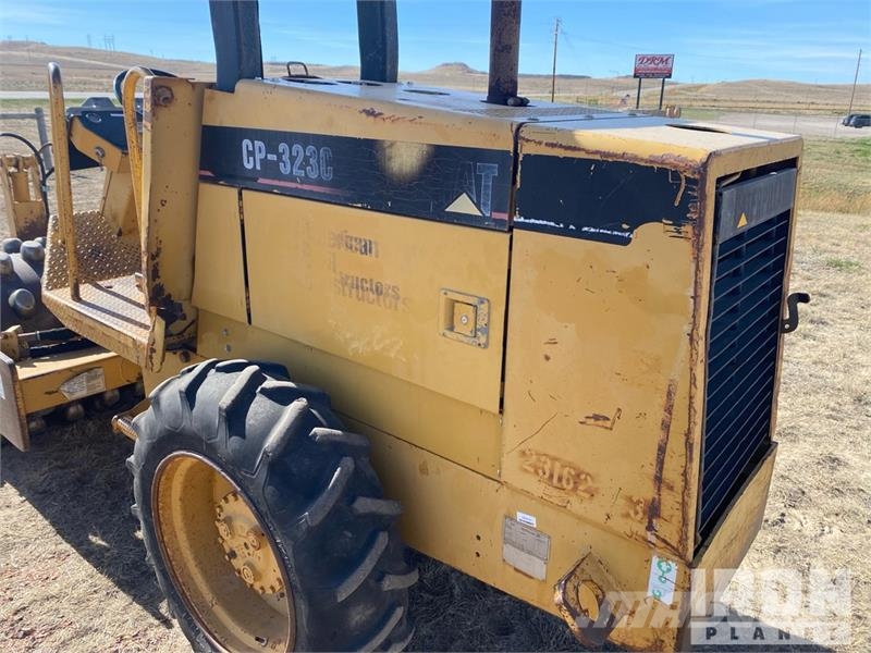 CAT CP-323C Padfoot Drum Compactor Egydobos hengerek