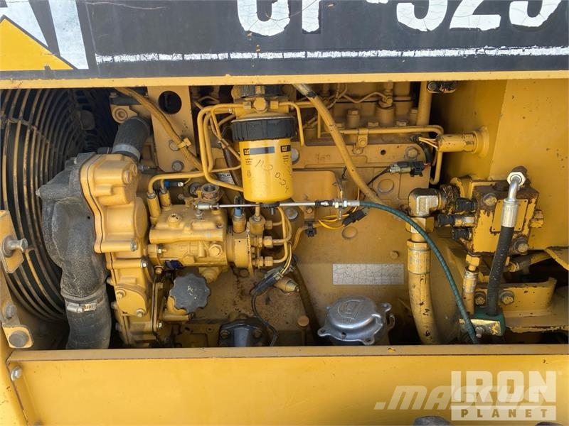 CAT CP-323C Padfoot Drum Compactor Egydobos hengerek