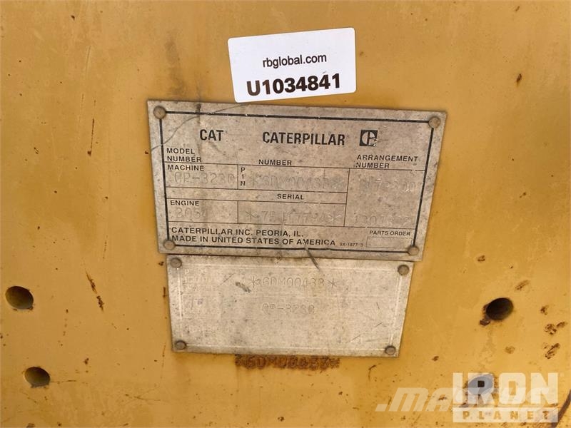 CAT CP-323C Padfoot Drum Compactor Egydobos hengerek